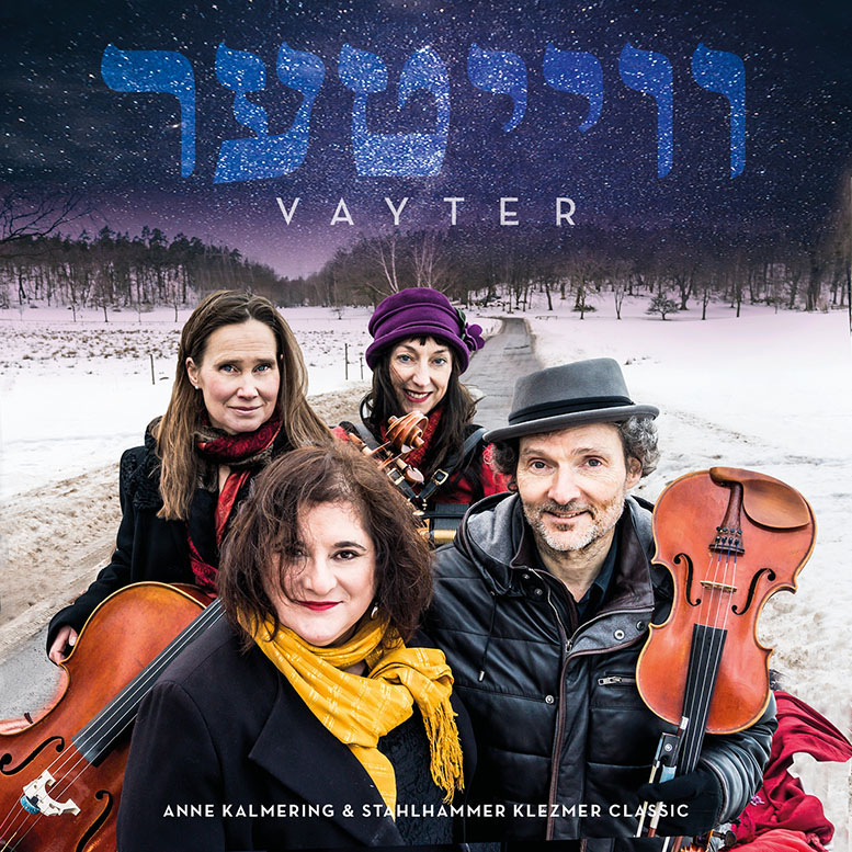 Anne Kalmering & Stahlhammer Klezmer Classic - Folderomslag Gruppbild med himmel, text och namn Foto Karl Gabor
