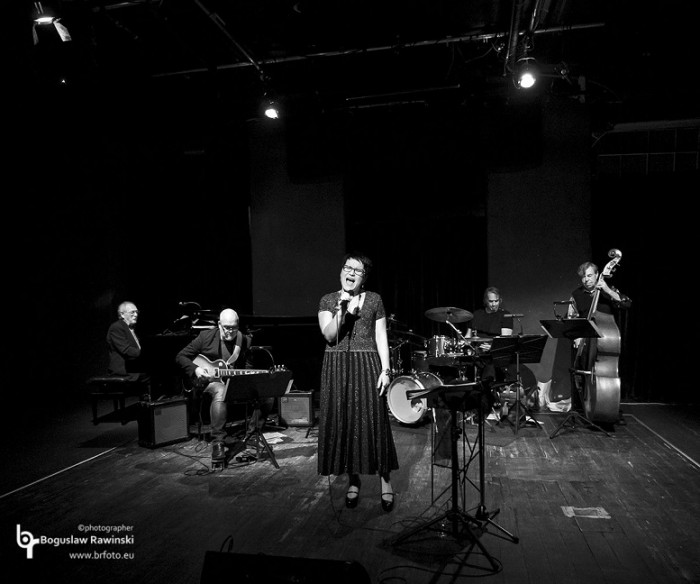 Dominika med band liten